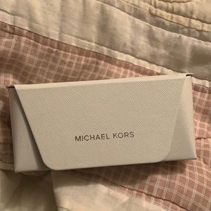 🔹Micheal Kors Glasses Case